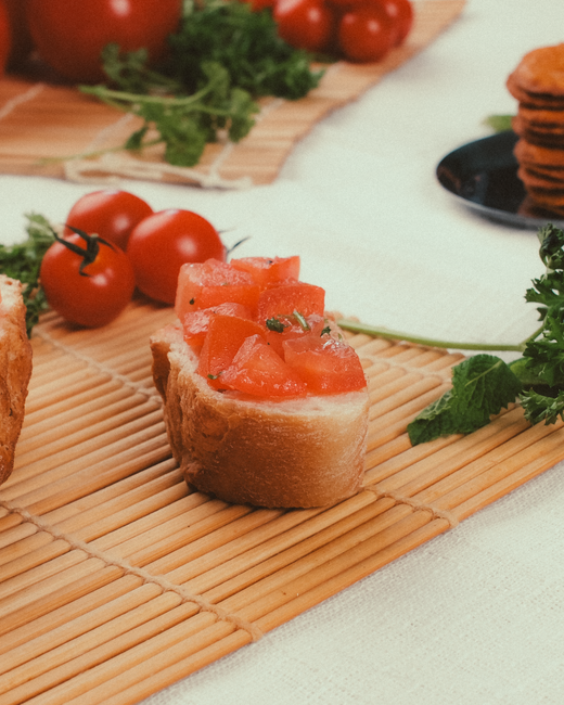 Bruschetta al pomodoro ze świeżą bazylią i oliwą extra vergine
