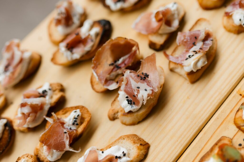 Letnie crostini z ricottą polane oliwą extra vergine