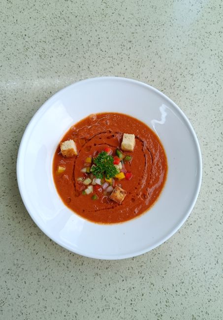 Miska gazpacho z oliwą extra vergine — letnia zupa pomidorowa