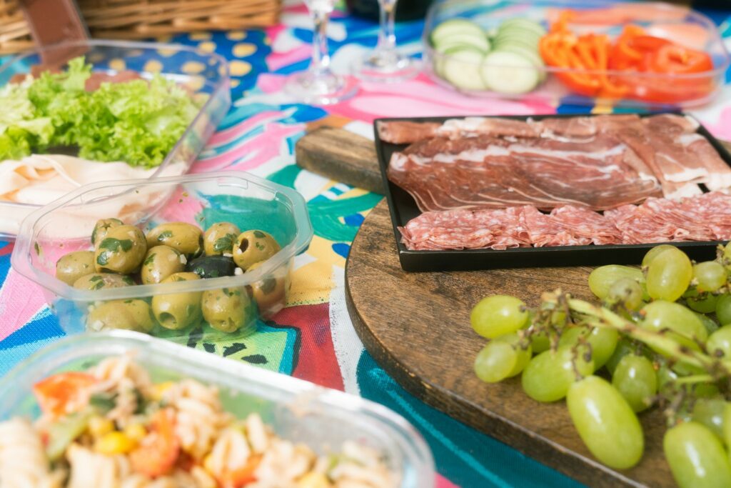 Letni piknik w włoskim stylu z oliwą, chlebem i owocami