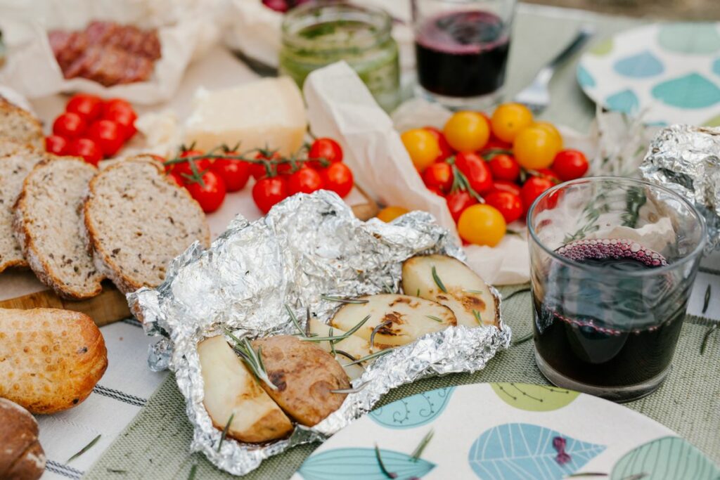 Letnia kolacja al fresco we włoskim stylu z oliwą extra vergine