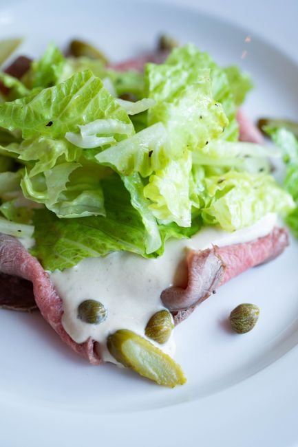 Vitello tonnato z oliwą extra vergine — włoskie danie